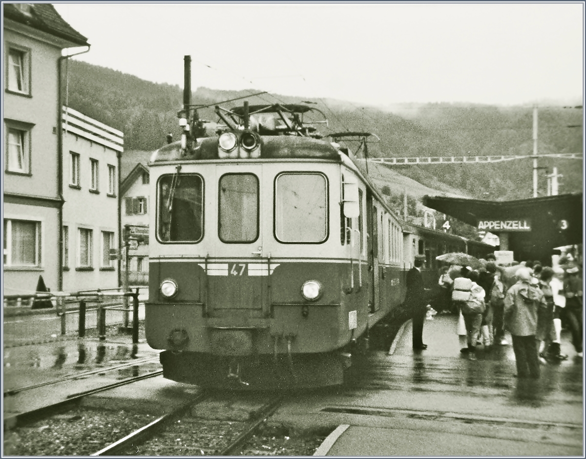 Ein altes Bild aus längst vergangen Tagen: ein der damals kurz vor der Ablösung stehender AB ABe 4/4 47 ist von Gossau nach Wasserauen unterwegs und macht in Appenzell einen kurzen Halt.
110 Film / Sept. 1983