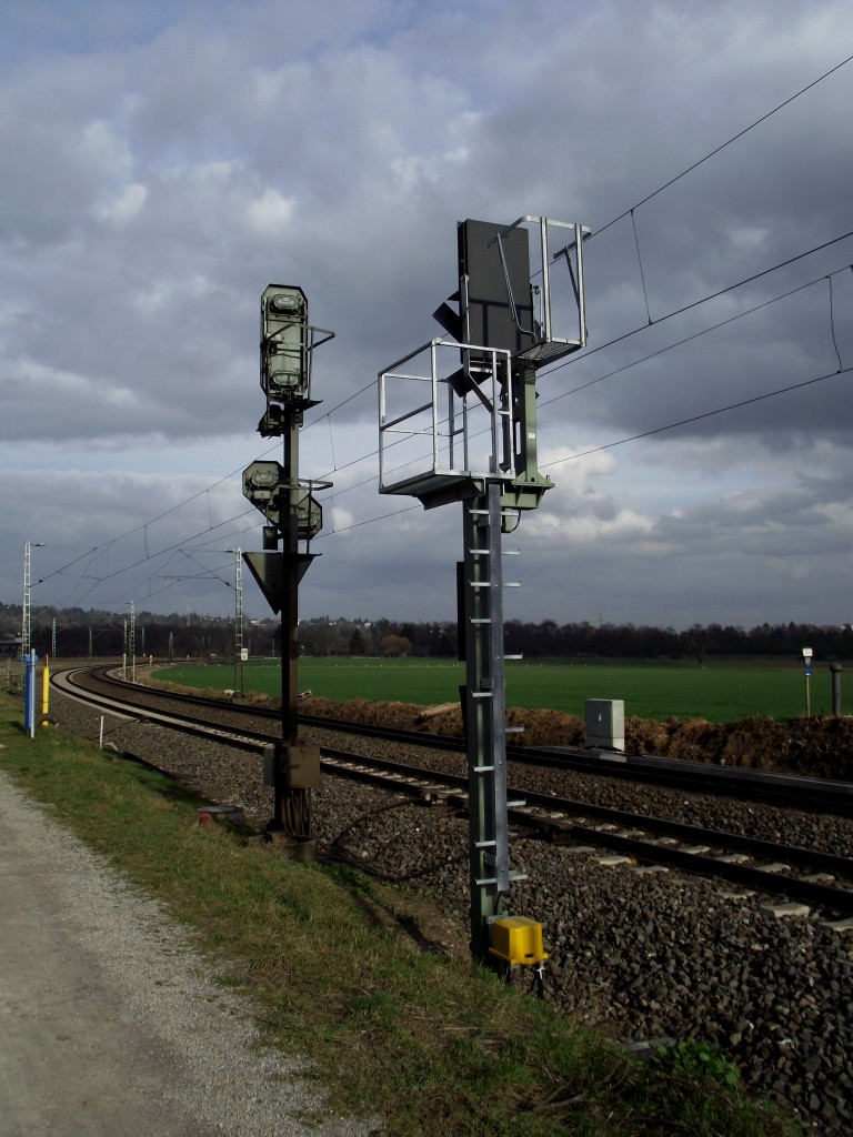 Ein altes Lichtsignal und sein Ablöser ein KS Signal am 27.02.14 bei Walluf