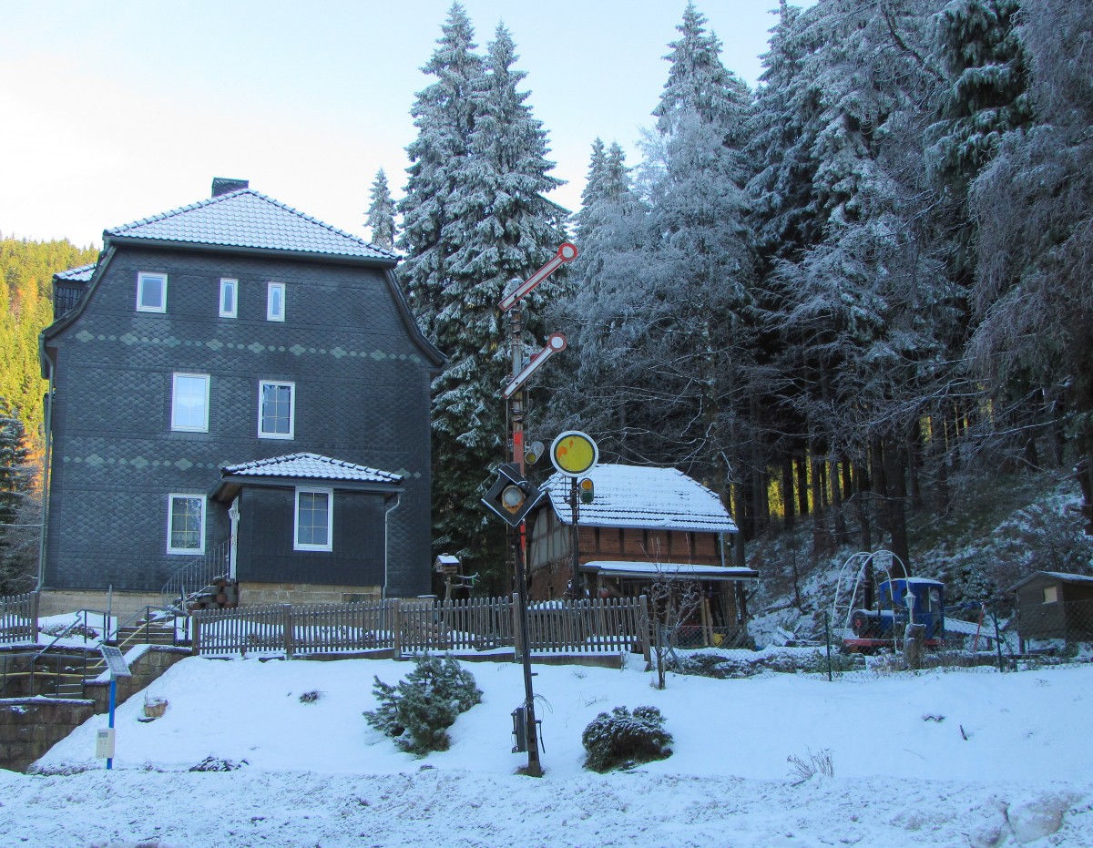 Ein altes Signal und eine Gartenlok gegenber vom Bahnhofsgebude in Oberhof (Thr); 16.12.2013