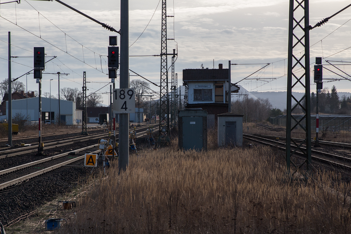 Ein altes Stellwerk im Gleisvorfeld des Bahnhofes Gerstungen wurde am 11. März 2017 im Bild festgehalten.