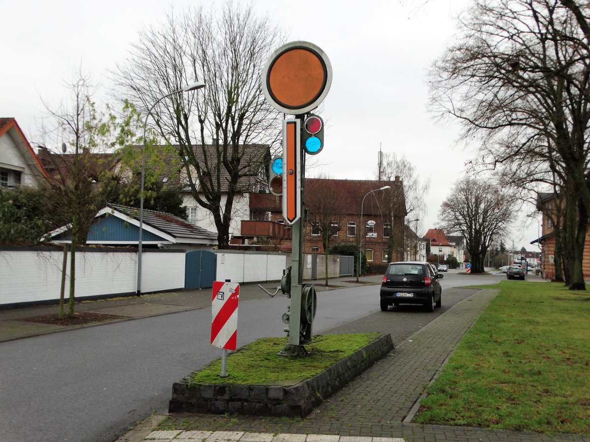 Ein altes Vorsignal am 23.12.17 in Hainburg Hainstadt am Bahnhof aufgestellt