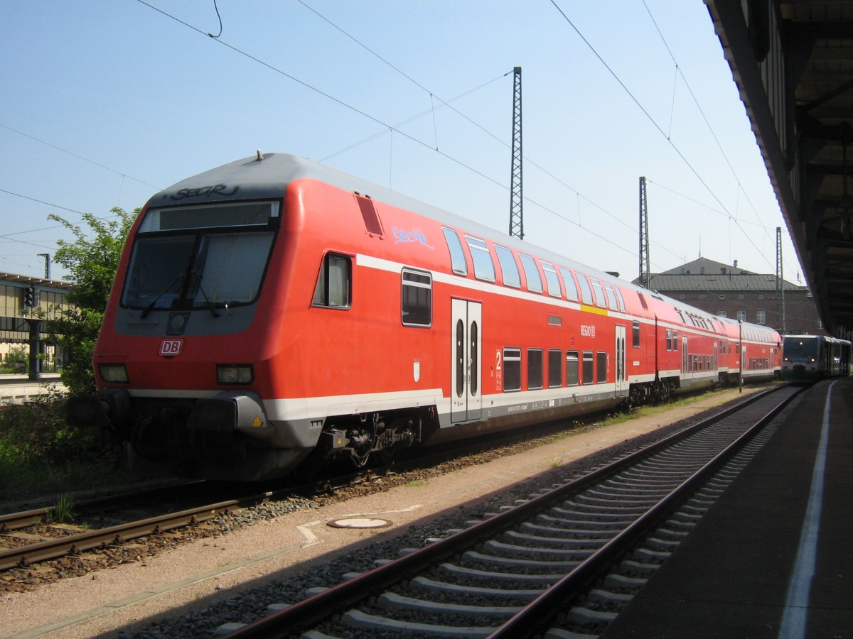 Ein am 14.5.2008 abgestellter Dosto neben einen RegioSprinter der Vogtlandbahn nach Plauen Ob Bf in Zwickau Hbf.