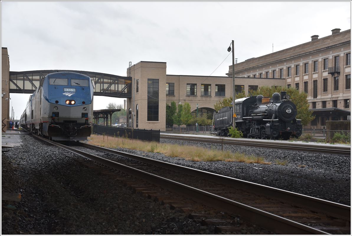 Ein Amtrakzug mit zwei P42DC Loks hält am Gleis zwei, das über eine Passarelle mit dem Bahnhofgebäude von Utica verbunden ist. Hochperrons gibt es nicht, die altbekannten Holzschemel werden vom Zugpersonal bei den Türen positioniert. (09.10.2017)