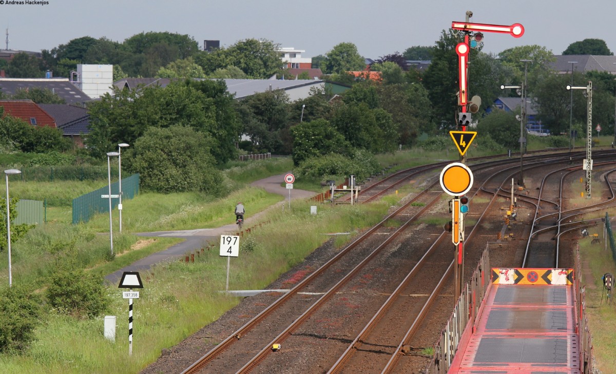 Ein Anblick an dem man sich auf Hauptbahnen noch gewöhnen muss, die Ne 1 Tafel am Gegengleis. Niebüll 29.5.15