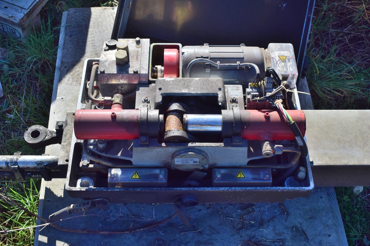 Ein Anblick den man nicht oft bekommt. Am Bahnhof Grevenbroich liegen noch alte L826H Weichenantriebe zum Abtransport bereit. Ein Antrieb lag dort ohne Deckel und so konnte ich einen Blick in den Antrieb werfen. Diese Antriebe aus dem Jahre 2007 welche mit der Umrüstung auf ESTW eingesetzt wurden sind heute bereits wieder Auslaufmodelle da es keine Ersatzteile mehr seitens des Herstellers Thales gibt.

Grevenbroich 26.02.2023