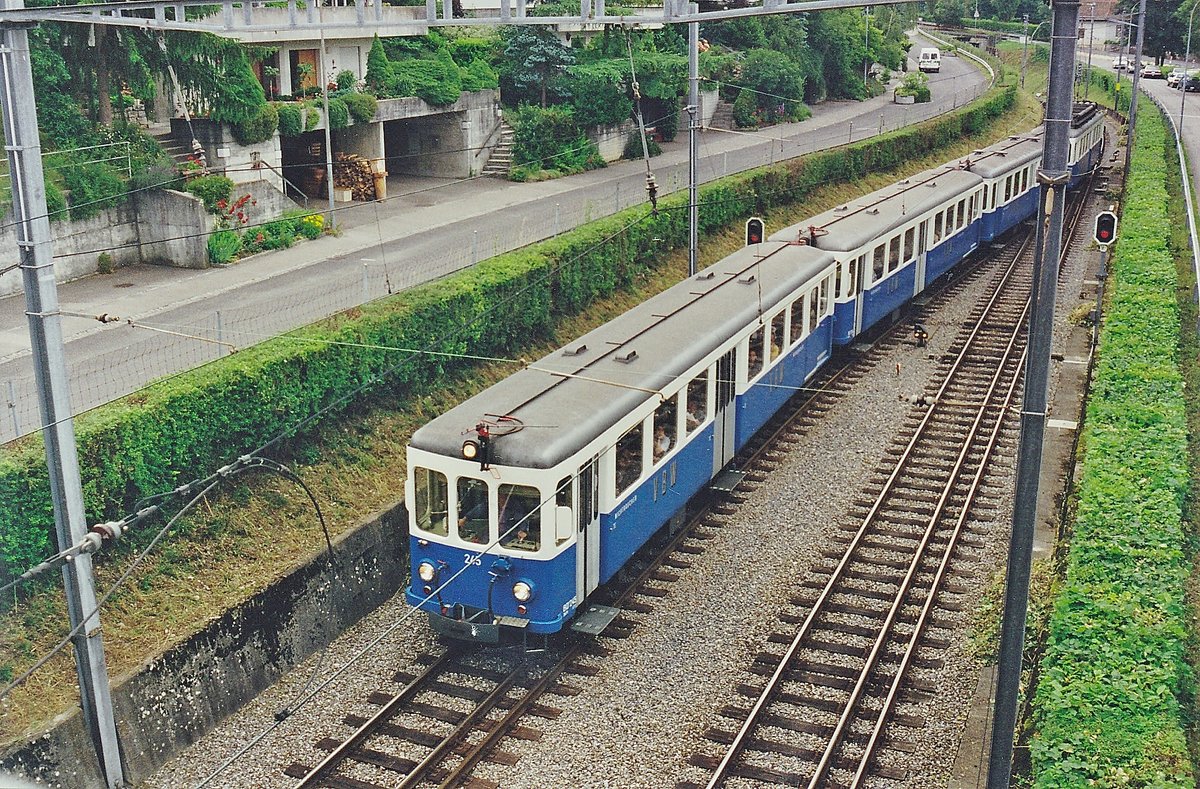 Ein Anblick wie fast auf der Modelleisenbahn. Dachperspektive des VBW blauen Bähnli als Entlastungszug auf der RBS Worblentallinie. Be 4/4 74 mit BDt 243, 244 und 245 bei Worblaufen 1995. 


Scan vom Analogbild.