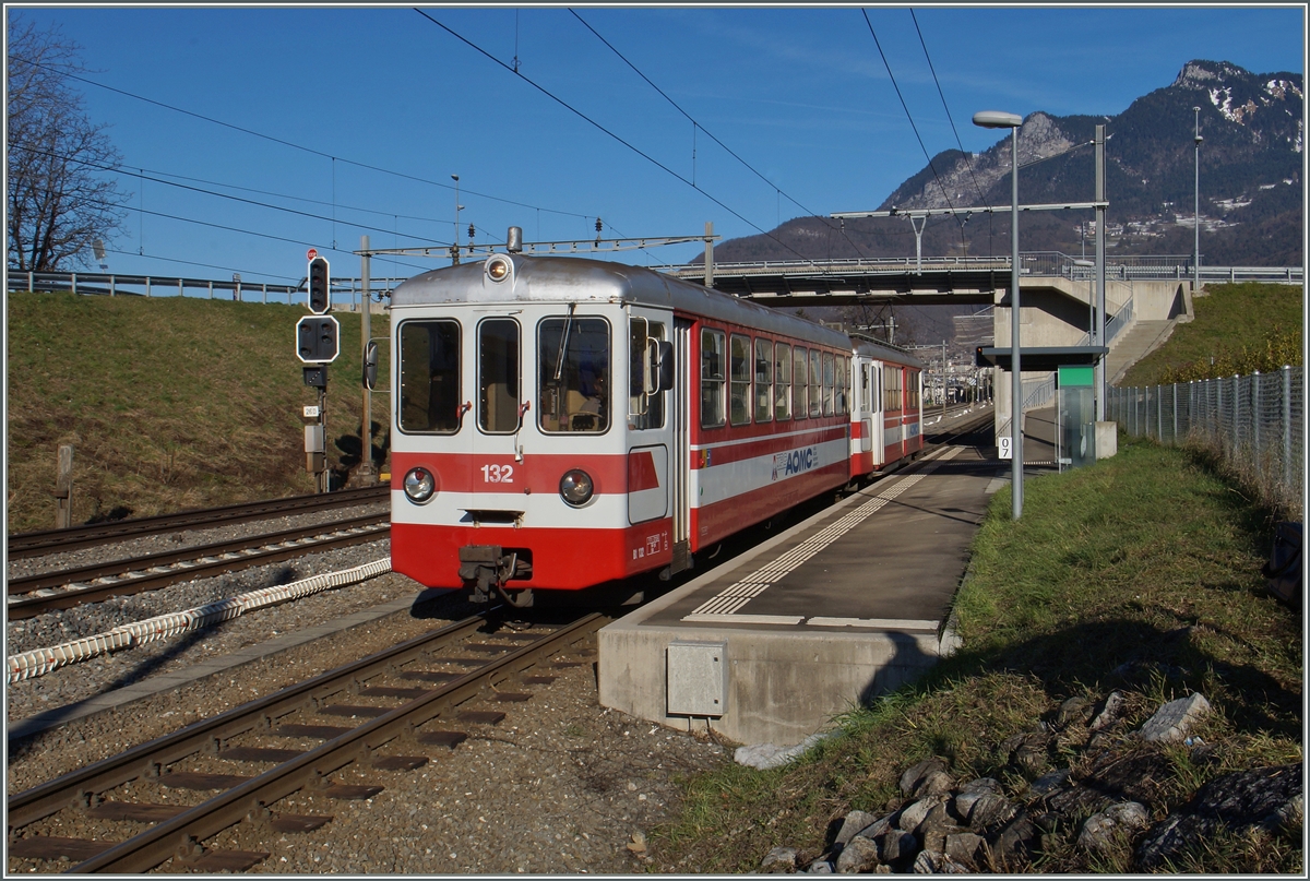 Ein AOMC Regionalzug nach Monthey-Ville beim Halt in Aigle Hôpital.
25. Jan. 2016