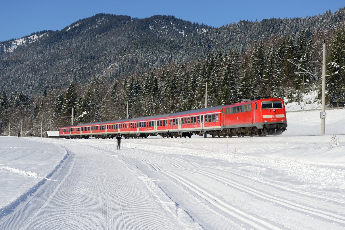 Ein arbeitsfreier Montag, in den Bergen war Kaiserwetter angekündigt, also lag es nah, den 111-ern im Karwendel noch einen Besuch abzustatten, bevor die  Invasion der Hamsterbacken  startet. Begonnen wurde mit der RB 59542, die am 02. Dezember 2013 von der 111 026 von Mittenwald nach München HBF geschoben wurde. Die Loipe neben der Bahnstrecke bei Gerold war wegen der bereits passablen Schneehöhe gut frequentiert.