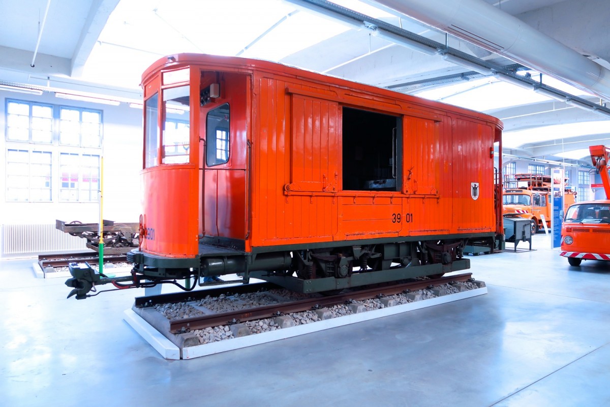 Ein Arbeitswagen der Münchner Stadtwerke von anno dazumal, am 20.12.2015.