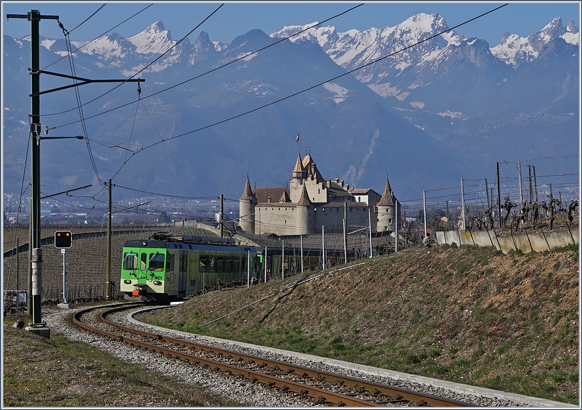 Ein ASD Klassiker: der ASD BDe 4/4 401 ist in den Weinbergen von Aigle vor dem Hintergrund des Schlosses von Aigle auf dem Weg nach Les Diablerets. 

23. Februar 2019