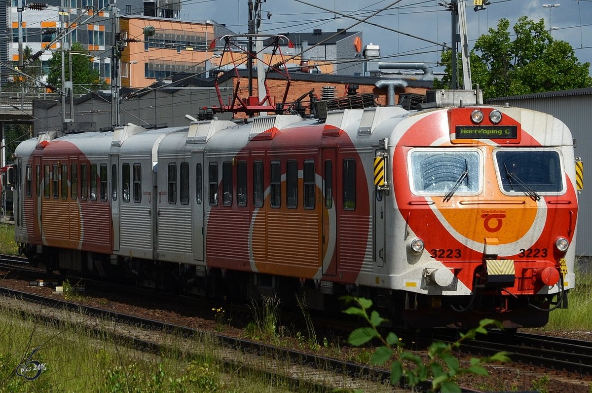 Ein ASEA Brown Boveri X14 Triebzug der Östgötatrafiken fährt am 04.06.2012 in den Bahnhof Linköping ein.
