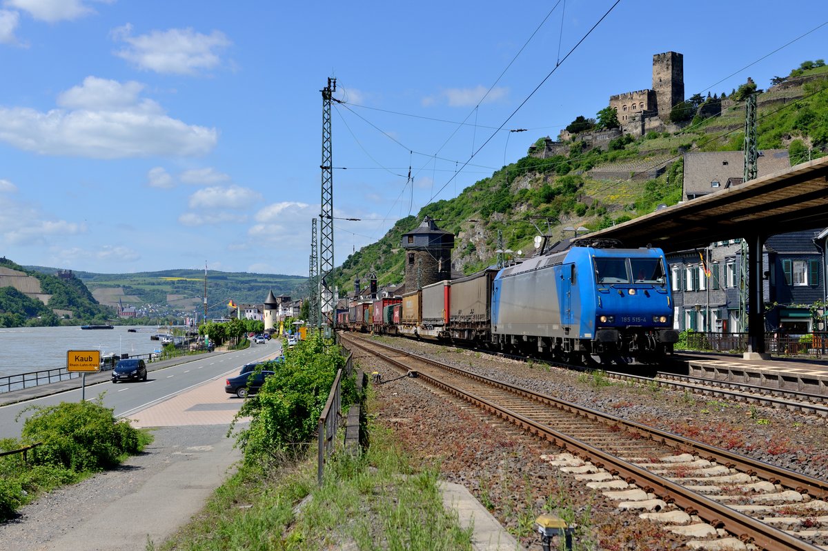 Ein Aufenthalt in Hessen im Mai 2015 wurde auch zur photographischen Erkundung des Rheintals genutzt. Bei Kaub an der rechten Rheinstrecke konnte die aktuell an Railtraxx vermietete Alpha Trains 185 515 mit einem Zug des kombinierten Ladungsverkehrs fotografiert werden. Über der Lok thront Burg Gutenfels. Mittig läßt sich der Pegelturm erkennen. Auf der linken Rheinseite zeigen sich die Schönburg und Oberwesel.