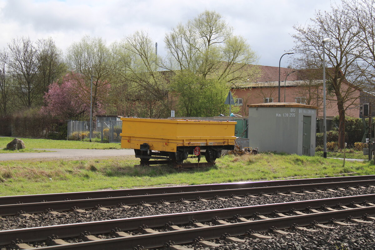 Ein aufgegleister Gleiskraftwagenanhnger am B Km 128.255, am 02.04.2024 in Hnfeld.