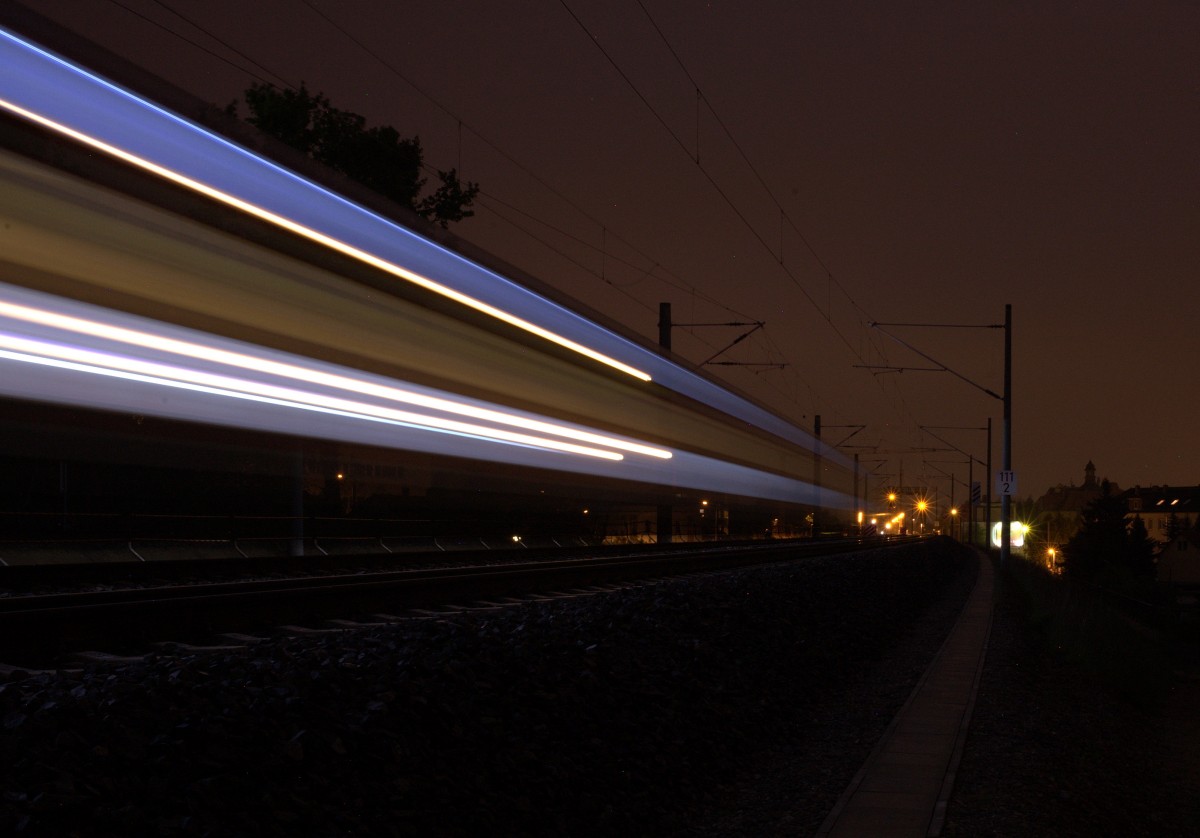 ein aus Dresden Neustadt kommender  Zug passiert gerade eben Km 111.2
02.05.2014 21:16 Uhr  Dresden Trachau.