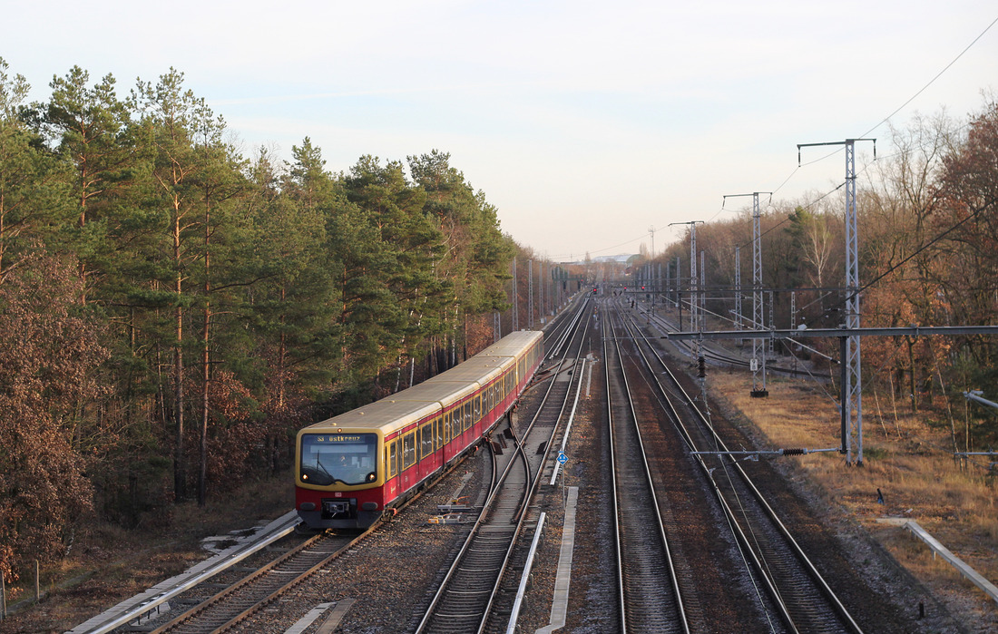 Ein aus Erkner kommender 481er-Park erreicht die Station Berlin-Wuhlheide im Abendrot.
Aufgenommen am 3. Dezember 2016.