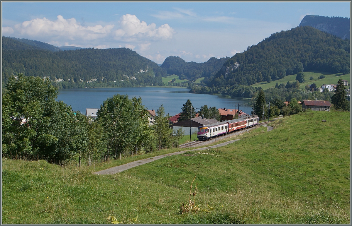 Ein aus ex MThB und RVT Fahrzeugen gebildeter  Schülerzug  ist bei Charbonniers auf dem Weg in Richtung Le Braussus. 

5. Sept. 2014