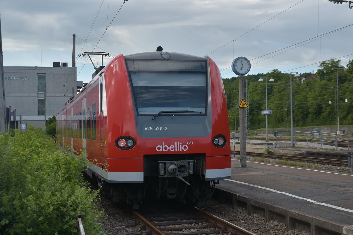 Ein aus NRW von DB REGIO Münster vermieter Triebwagen ziehrt das Abellio BW Logo, an der Stelle des NRW-Wappen klebt nun das BWegt Logo, 426 520-3 ist hier gerade bei der Anfahrt in Neckarelz auf Gleis 12 zusehen. Er kommt aus Heilbronn als RB 10a am Abend des 8.6.2020
