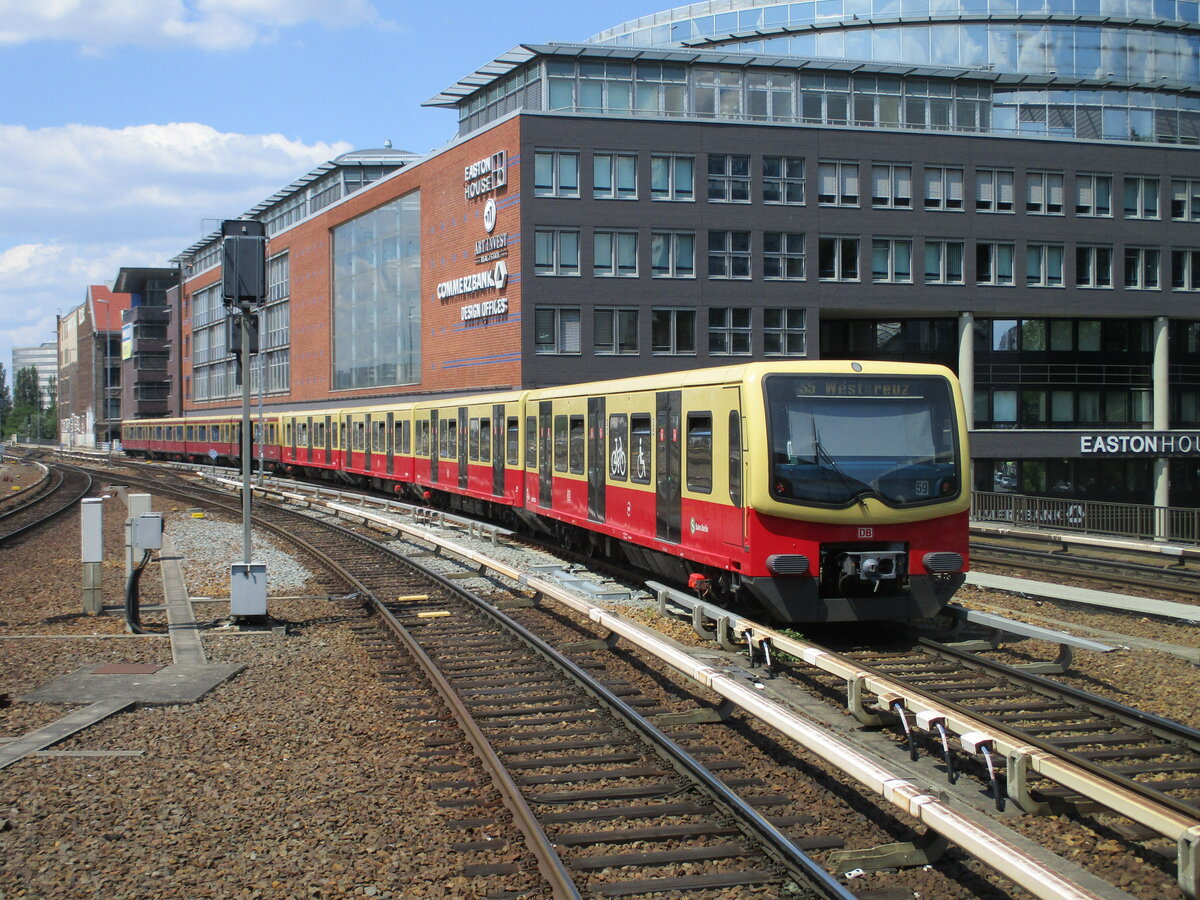Ein ausfahrender 481,am 26.Juni 2021,aus Berlin Ostbahnhof.