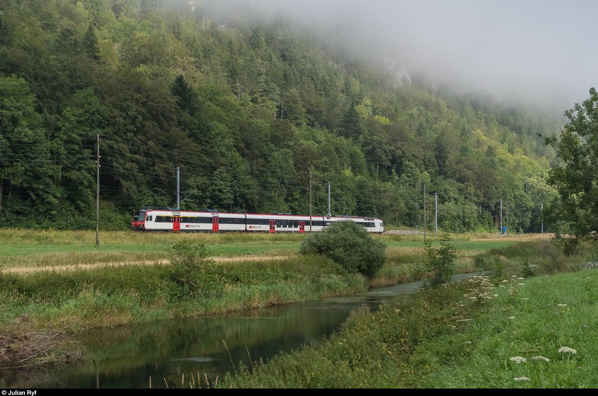Ein Ausflug in's Val de Travers.
Am 6. August 2016 wollte ich einige Bilder des grünen TransN RBDe-Pendels machen. Dieser Zug wird derzeit nur am Samstag und Sonntag für je zwei Hin- und Rückfahrten Buttes - Neuchâtel - Buttes eingesetzt, ansonsten kommen DOMINO-Züge der SBB und TransN-FLIRT zum Einsatz.
<br><br>
Eine Dreiviertelstunde nach dem ersten Bild des TransN-Pendelzuges drückte die Sonne auch im Val de Travers langsam durch den Nebel und beleuchtete diesen zwischen Noiraigue und Travers in Richtung Buttes fahrenden DOMINO.