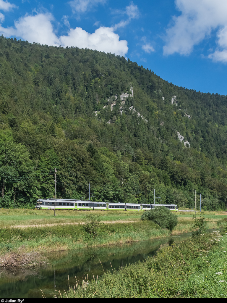 Ein Ausflug in's Val de Travers.
Am 6. August 2016 wollte ich einige Bilder des grünen TransN RBDe-Pendels machen. Dieser Zug wird derzeit nur am Samstag und Sonntag für je zwei Hin- und Rückfahrten Buttes - Neuchâtel - Buttes eingesetzt, ansonsten kommen DOMINO-Züge der SBB und TransN-FLIRT zum Einsatz.
<br><br>
Für die Rückfahrt des TransN-Pendelzuges war dann bereits schönster Sonnenschein angesagt, der Nebel war komplett verschwunden. Nur etwas mehr als eine Stunde war seit dem ersten Bild des Zuges vergangen. Aufgenommen an der Areuse zwischen Noiraigue und Travers.