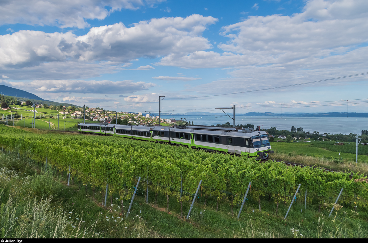 Ein Ausflug in's Val de Travers. Am 6. August 2016 wollte ich einige Bilder des grünen TransN RBDe-Pendels machen. Dieser Zug wird derzeit nur am Samstag und Sonntag für je zwei Hin- und Rückfahrten Buttes - Neuchâtel - Buttes eingesetzt, ansonsten kommen DOMINO-Züge der SBB und TransN-FLIRT zum Einsatz.
<br><br>
Die zweite Runde des Pendels findet jeweils am Abend statt. Der Zug fährt hier kurz nach Auvernier in Richtung Buttes. Im Hintergrund ist die SBB-Strecke nach Yverdon zu erkennen.