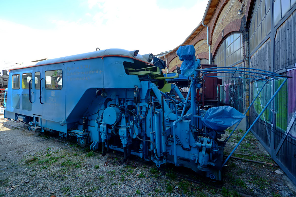Ein ausgedienter Gleisstopfer GSM 36 der Deutschen Reichsbahn. (Dresden-Altstadt, April 2017)