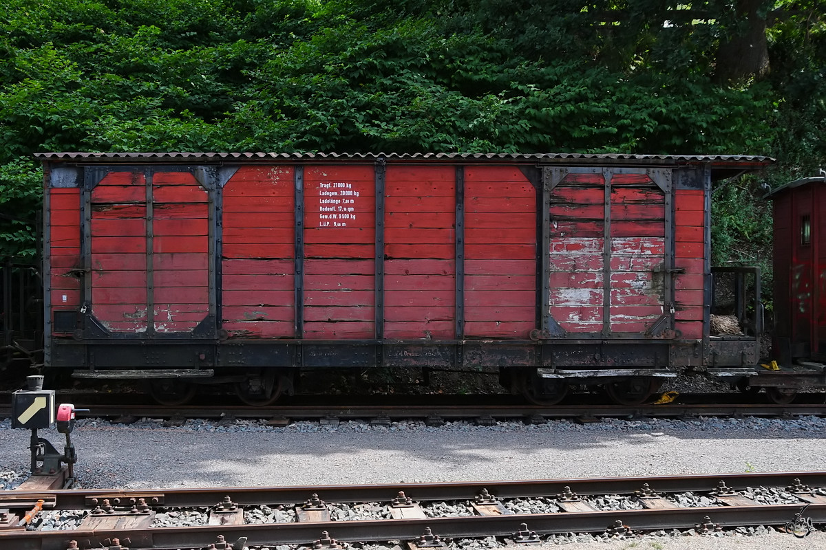 Ein ausgedienter Güterwagen wartet am Bahnhof in Hüinghausen auf die Aufarbeitung. (Juli 2022)