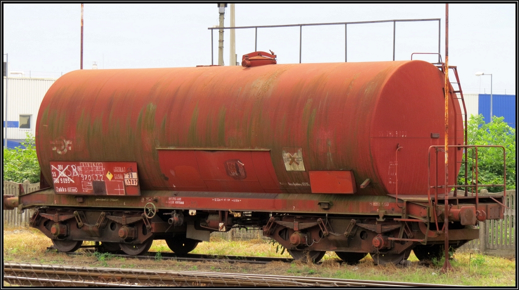 Ein ausgedienter Kesselwagen der MAV dient nun als Wasserspender am Bahnhof von Komarom (Ungarn). Szenario Ende Juli 2015 aufgenommen.