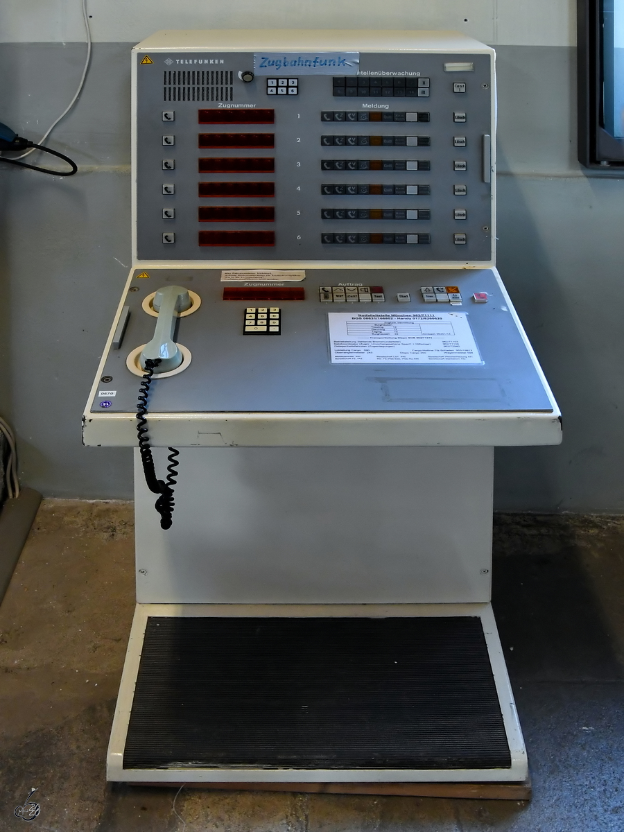 Ein ausgedientes Funkpult der Notfallleitstelle München war Anfang August 2020 in der Lokwelt Freilassing zu sehen.