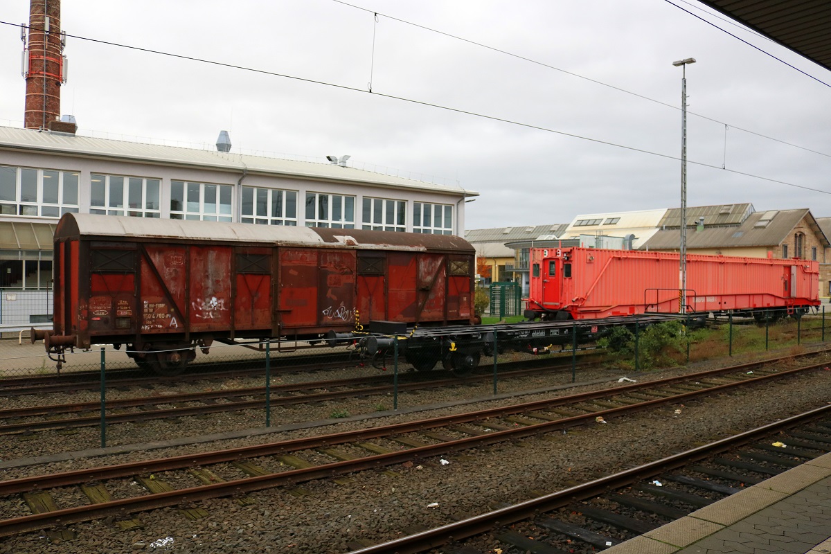 Ein ausgemusterter gedeckter Güterwagen (1 | Gattung G | Gedeckter Güterwagen der Regelbauart) und ein Containertragwagen (r.) sind im Bahnhof Fulda abgestellt. [22.10.2017 | 12:02 Uhr]