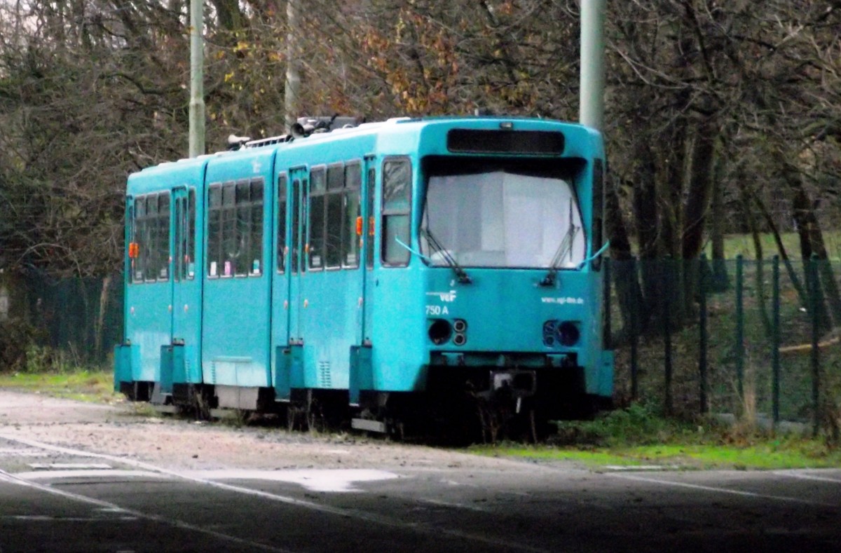 Ein ausgeschlachterter VGF Ptb Wagen am 19.12.13 in Frankfurt Eckenheim durch den Zaun fotografiert