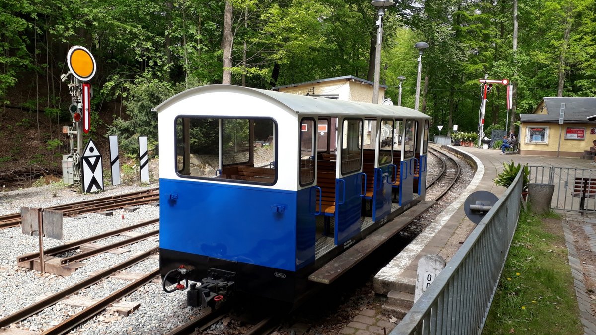 Ein ausgesetzter Wagen am 09.05.2020 im Bf Wolfsgehege.