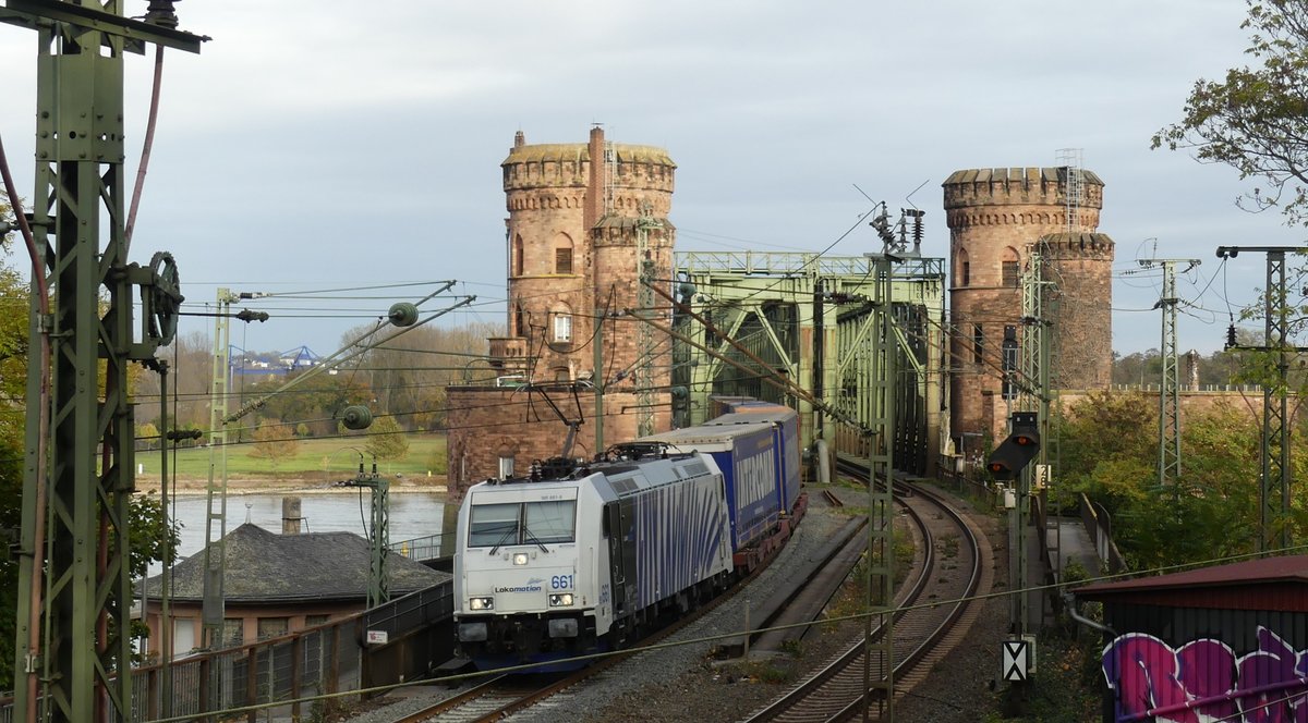 Ein ausnahmsweise nicht über die Güterumgehung, sondern durch den Mainzer Hbf und damit auch über die Südbrücke fahrender Güterzug überquert eben jene Mainzer Südbrücke. Aufgenommen am 31.10.2017 15:25