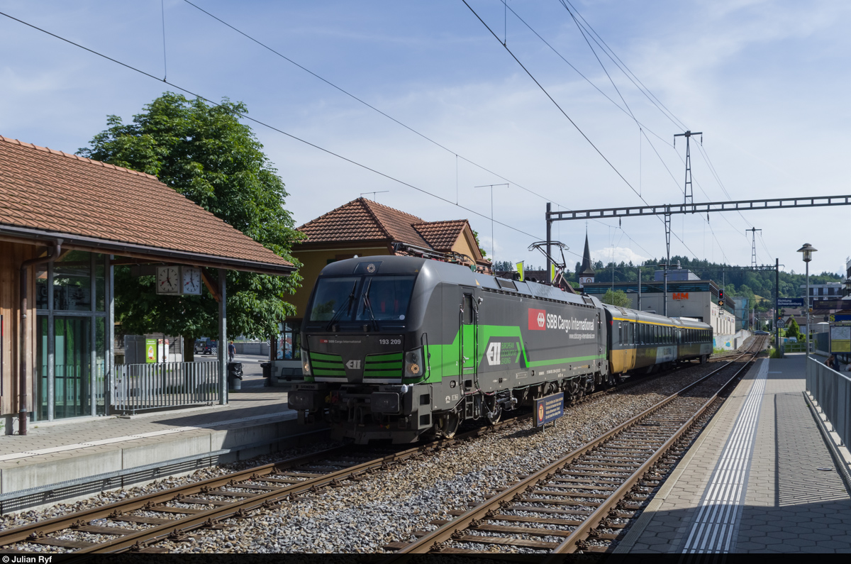 Ein aussergewöhnlicher Gast durchfährt den Bahnhof Köniz: Die ELL/SBB Cargo International 193 209 führte am 25. Juni 2015 für BLS Cargo Versuchsfahrten auf der Strecke nach Schwarzenburg durch. Die Strecke weist die grösste Steigung und den engsten Kurvenradius auf dem BLS Netz auf und wurde deshalb schon bei den Re 486 als Versuchsstrecke gebraucht. BLS Cargo hat im März bekannt gegeben, bei Siemens 15 Mehrsystemlokomotiven Vectron bestellt zu haben.