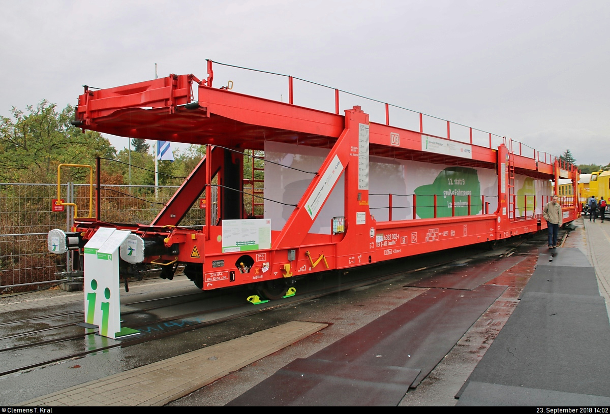 Ein Autotransportwagen der Gattung  Laaeffrs 561  (00 00 4382 002-0 D-ATG) von DB Schenker ATG (ATG Autotransportlogistic GmbH) steht auf dem Gleis- und Freigelände der Messe Berlin anlässlich des  Tags des Eisenbahners  im Rahmen der Publikumstage zur InnoTrans 2018.
Dieser Wagen gehört zur Produktgruppe der  Innovativen Güterwagen , die in Zusammenarbeit mit der VTG Rail Logistics GmbH und dem Bundesministerium für Verkehr und digitale Infrastruktur entwickelt wurden.
Weitere Informationen zum Fahrzeug:
https://www.virtualmarket.innotrans.de/de/Autotransportwagen-Laaeffrs-561,dct5-464
[23.9.2018 | 14:02 Uhr]