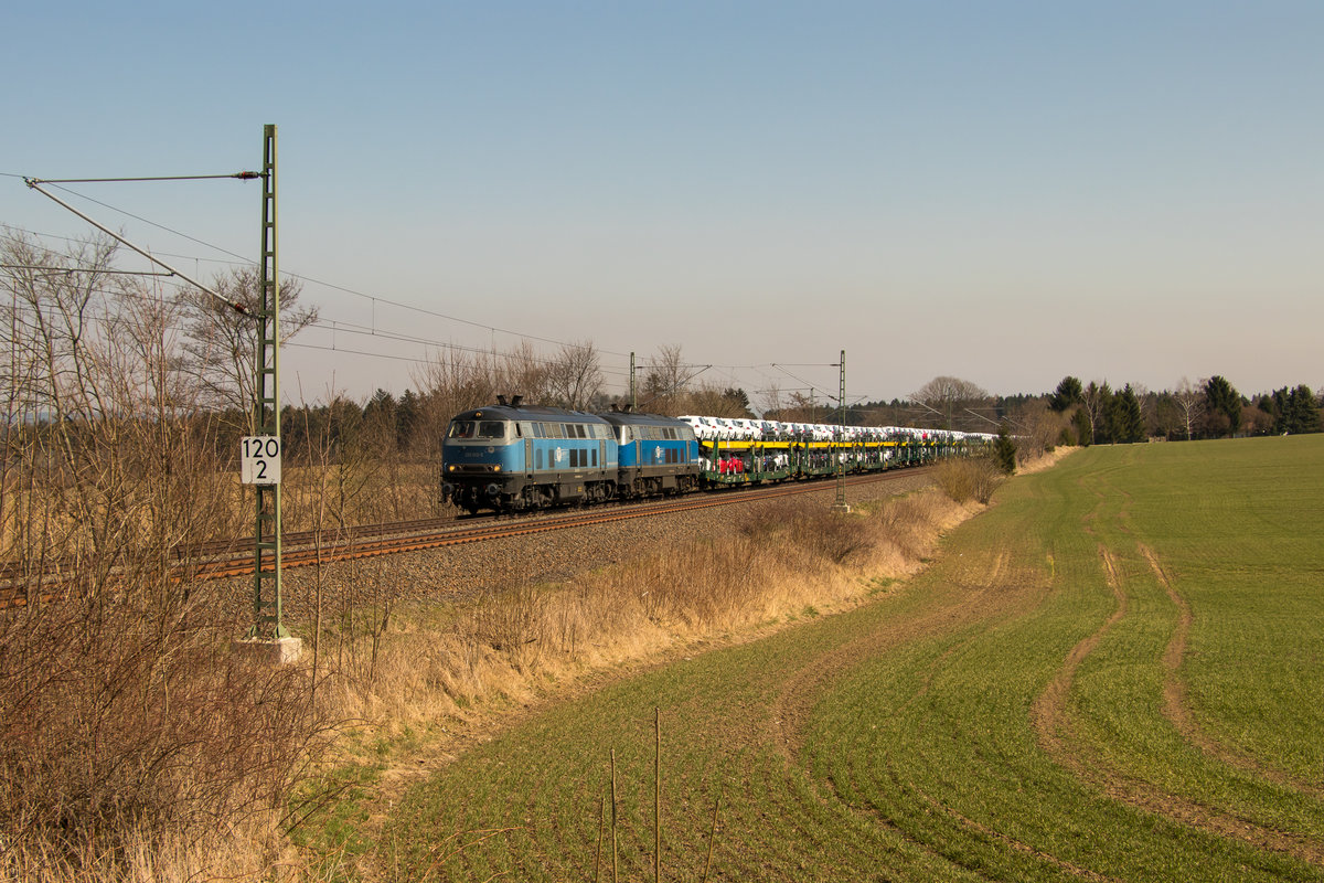 Ein Autozug mit 225 002-5 und einer unbekannten 225 von EGP. Aufgenommen am 8. April 2018 am ehem. Po 81 in Syrau. 