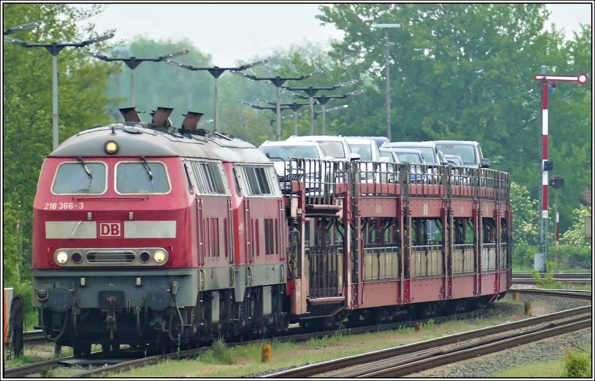 Ein Autozug mit zwei Loks der BR218 nach Sylt macht sich bereit in Niebüll zur Abfahrt. (21.05.2019)