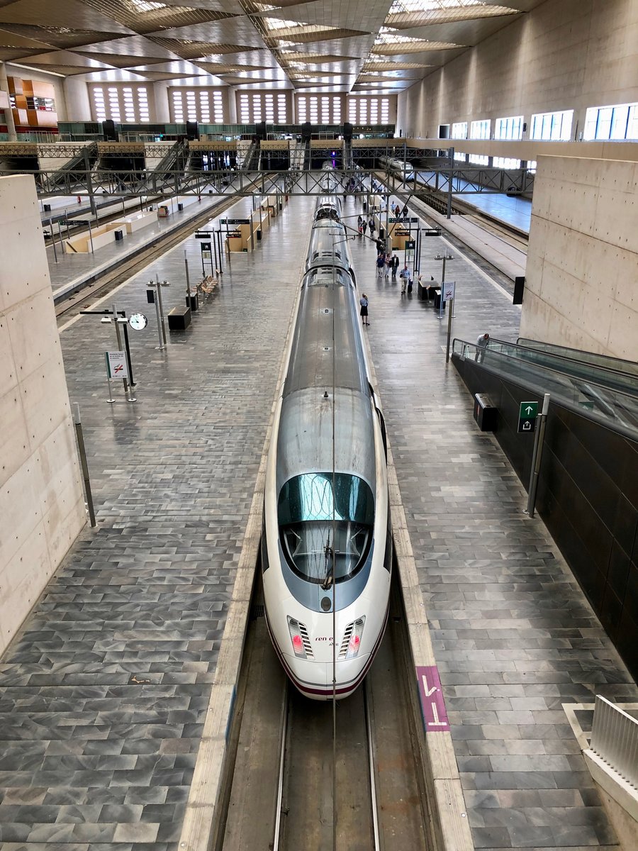 Ein AVE S 103 steht im Bahnhof Zaragoza Delicias zur Abfahrt in Richtung Barcelona bereit. 08.09.2019.