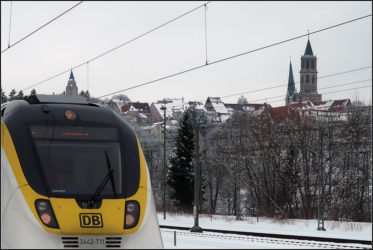 Ein Baden-Württemberg-Lätzchen unter Rottweils Altstadt -

Obwohl der Talent 2 3422-211 vor meinem IC im Stuttgarter Hauptbahnhof losfuhr, war ich schneller in Rottweil und so konnte ich in dort bei der Einfahrt wieder fotografieren. Unterwegs hatte ich die Hoffnung beim Überholen vielleicht ein Spiegelbild machen zu können. Aber er war nirgends zu sehen. Vermutlich wurde er durch einen entgegenkommenden IC2-Zug in Oberndorf (Neckar) verdeckt.

19.02.2018 (M)