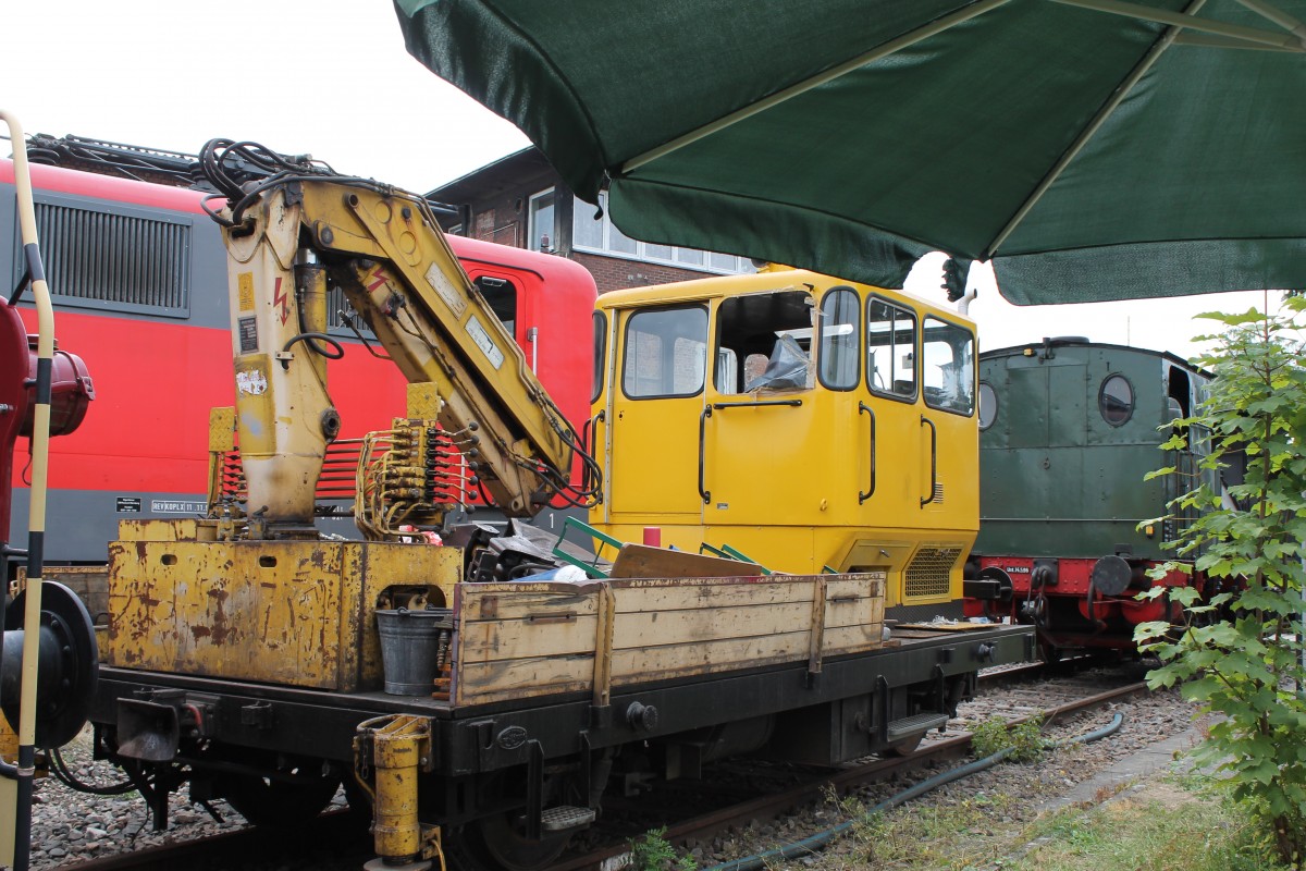 Ein Bagger auf Schienen in Heilbronn im Eisenbahnmuseum am 31.08.2013