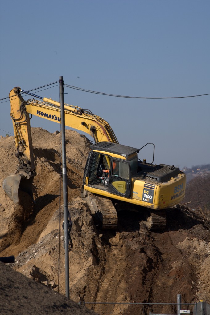 Ein Bagger im Gebirge ? Baufreiheit für eine neue Brückr der S-Bahntrasse wird in Dresden Pieschen geschaffen. 24.02.2014 12:37 Uhr.