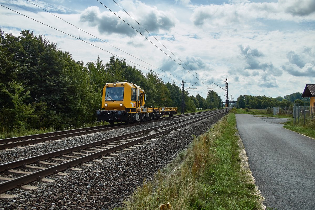 Ein Bahfahrzeug von der Netz Instandhaltung auf dem Weg nach Gemünde gesehen am 09.08.16 bei Thüngersheim.