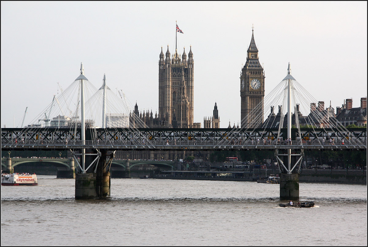 Ein Bahnbild? -

Erst auf den zweiten Blick. Eigentlich hatte ich diese Aufnahme für die Städtefotos vorgesehen, aber das Hauptmotiv ist ja eigentlich eine Bahnbrücke sogar mit Zug. Die Hungerford Bridge am Bahnhof London Charing Cross mit den beidseits flankierenden Fußgänger-Schrägseilbrücken (Golden Jubilee Bridge). Im Hintergrund Big Ben und Palace of Westminster.

Bild wurde abgelehnt, da der Bahnbezug fraglich war (war ja auch die Frage im Titel). Nach der Diskussion freigeschalten.

01.07.2015 (M)