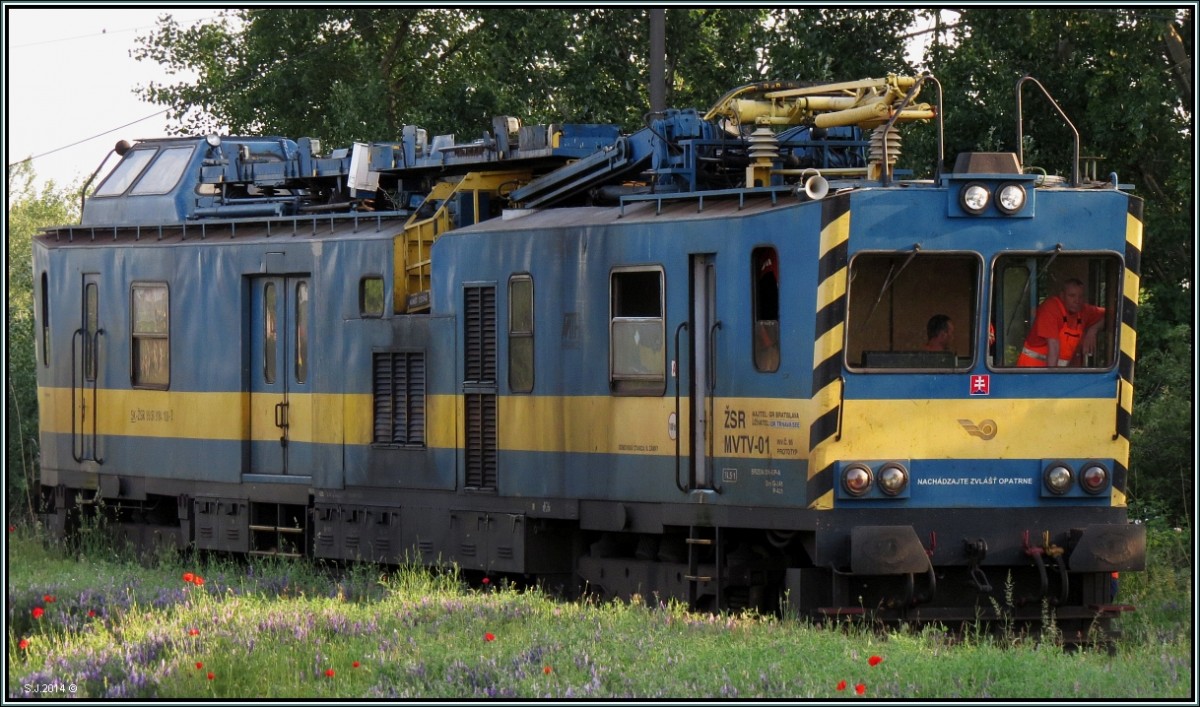 Ein Bahndienstfahrzeug der ZSR (MV TV-01) wartet am Abend des 22.Mai 2014 am kleinen Bahnhof von Chotin (Südslovakei) auf Weiterfahrt.