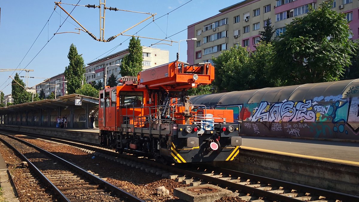 Ein Bahnhdienstfahrzeug der Baureihe 232 steht am 08.07.2019 an Gleis 1 des Nordbahnhofs in Bukarest.