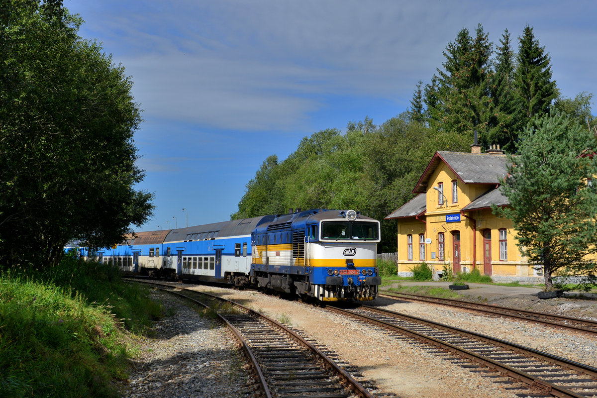 Ein Bahnhof ohne Bahnsteig findet man in Polecnice. Zu sehen ist 754 024 mit einem Os am 04.08.2016. 