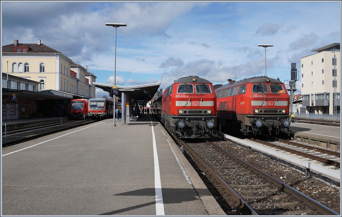 Ein Bahnhof voller Züge: Neben den beiden DB 218 432-2 und 218 438-0 mit ihren RE nach Aulendorf und Lindau zeigen sich im Hintergrund des Bahnhofs von Friedrichshafen Stadt auch noch ein VT 928 als RB nach Lindau und ein DB VT 650 nach Radolfzell.


16. März 2019