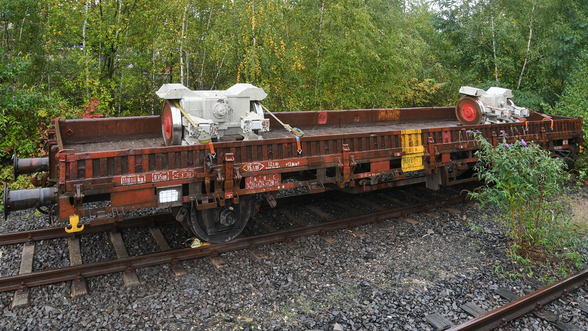 Ein in Bahnhofsnähe abgestellter Flachwagen, abgelichtet Ende September 2017 in Hattingen.