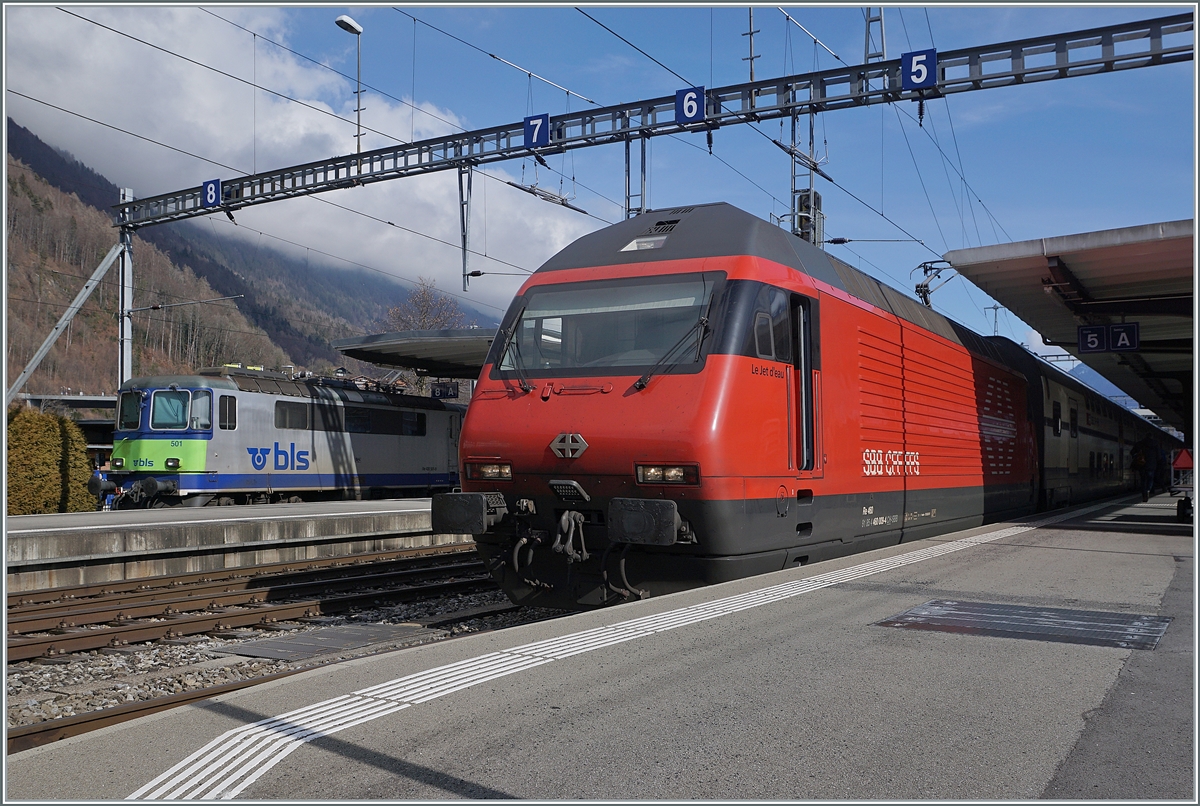 Ein Bahnsteigbild und mit den Stromabnehmer hatte ich auch etwas Probleme; trotzdem finde ich das Bild von Interlaken Ost reizvoll und möchte es hier gerne zeigen: die SBB Re 460 009-4 (UIC 91 85 4 460 006-4 CH-SBB)  Le Jet d'eau  wartet auf die Abfahrt Richtung Spiez und die BLS Re 4/4 501 ist mit ihrem IR von Zweisimmen im Zielbahnhof eingetroffen.

17. Februar 2021