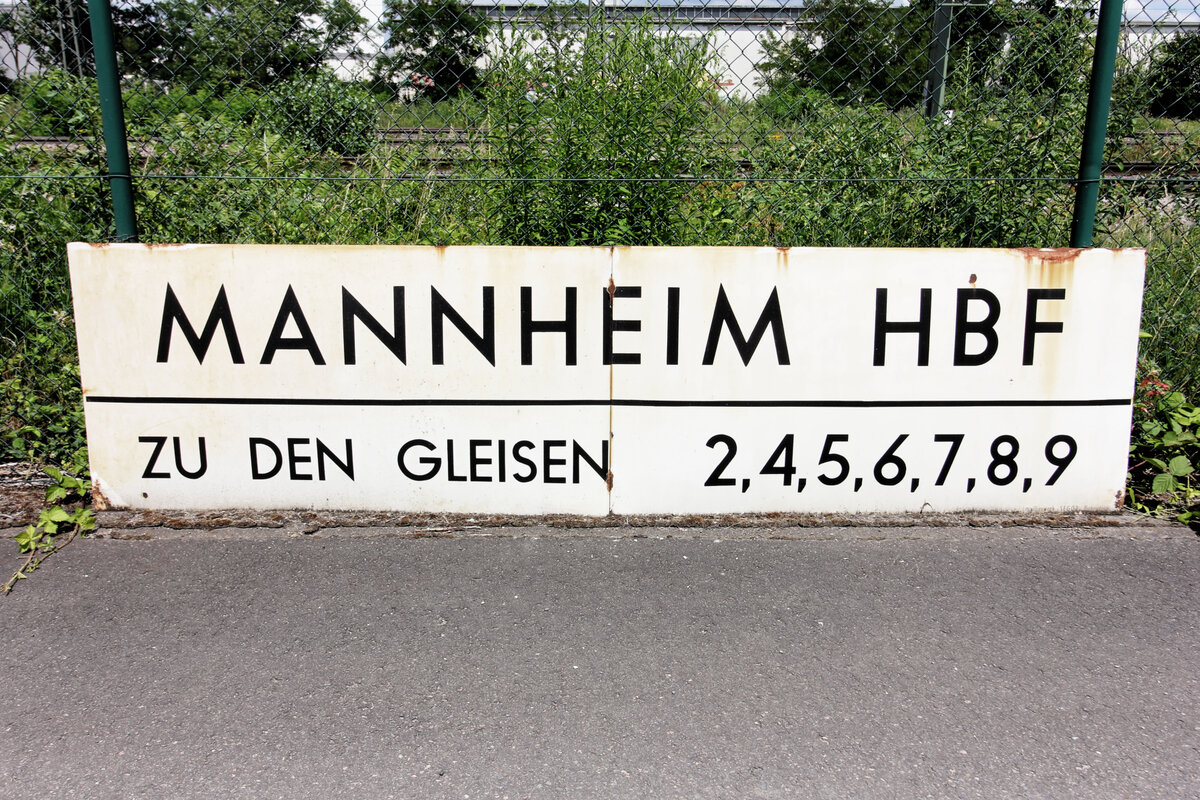 Ein Bahnsteigschild des Hbf. Mannheim auf Abwegen, gesehen und fotografiert am 11.07.2000 bei der Historischen Eisenbahn Mannheim in Mannheim-Friedrichsfeld.